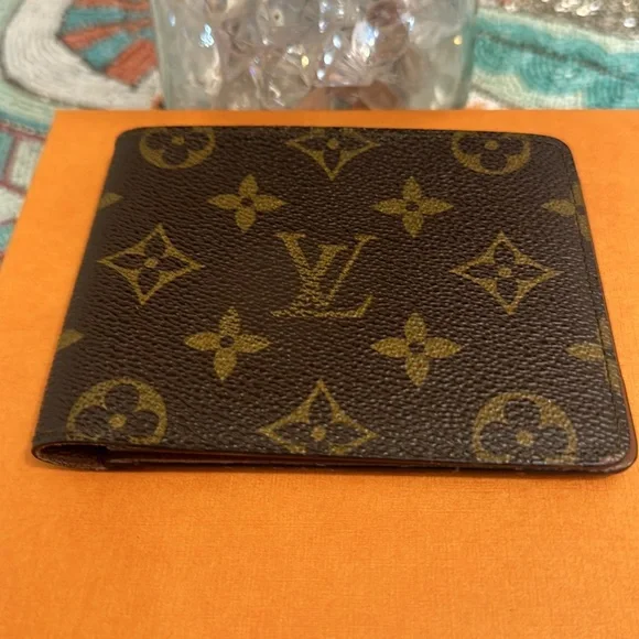 SOLD OUT Louis Vuitton Monogram 10 mans wallet this is 9/10 Authentic Lv wallet. - Picture 10 of 12